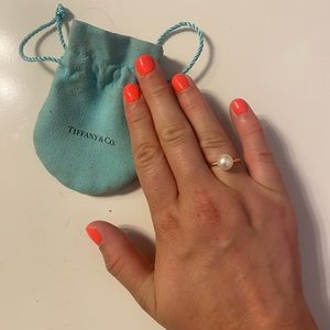TIFFANY solid 14k gold and real Pearl size 7 ring with original pouch